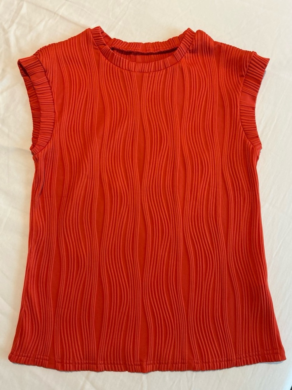 Wavy Textured Sleeveless Tank Top in Red